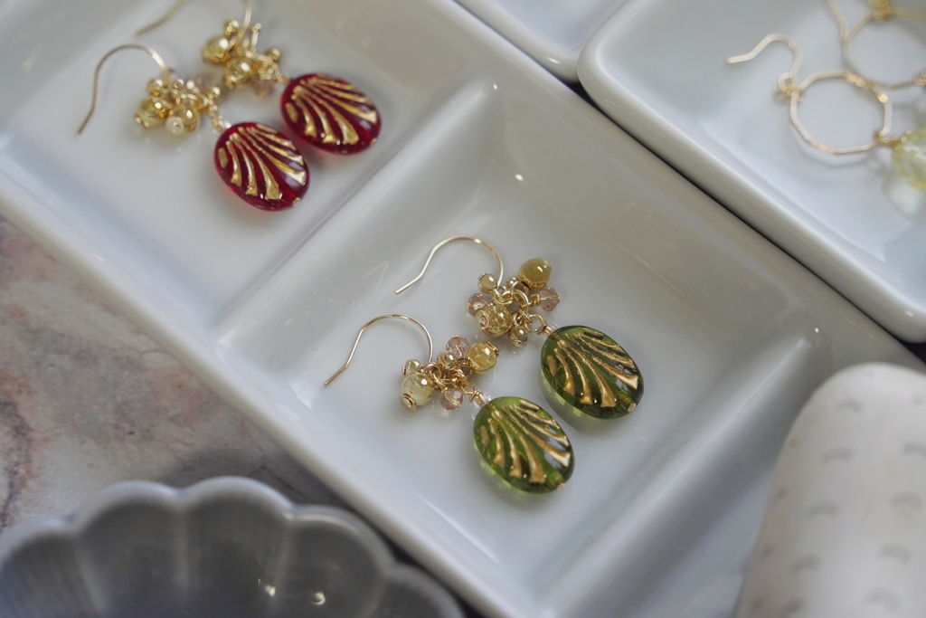 オーバルリリーとボタンカットの耳飾り