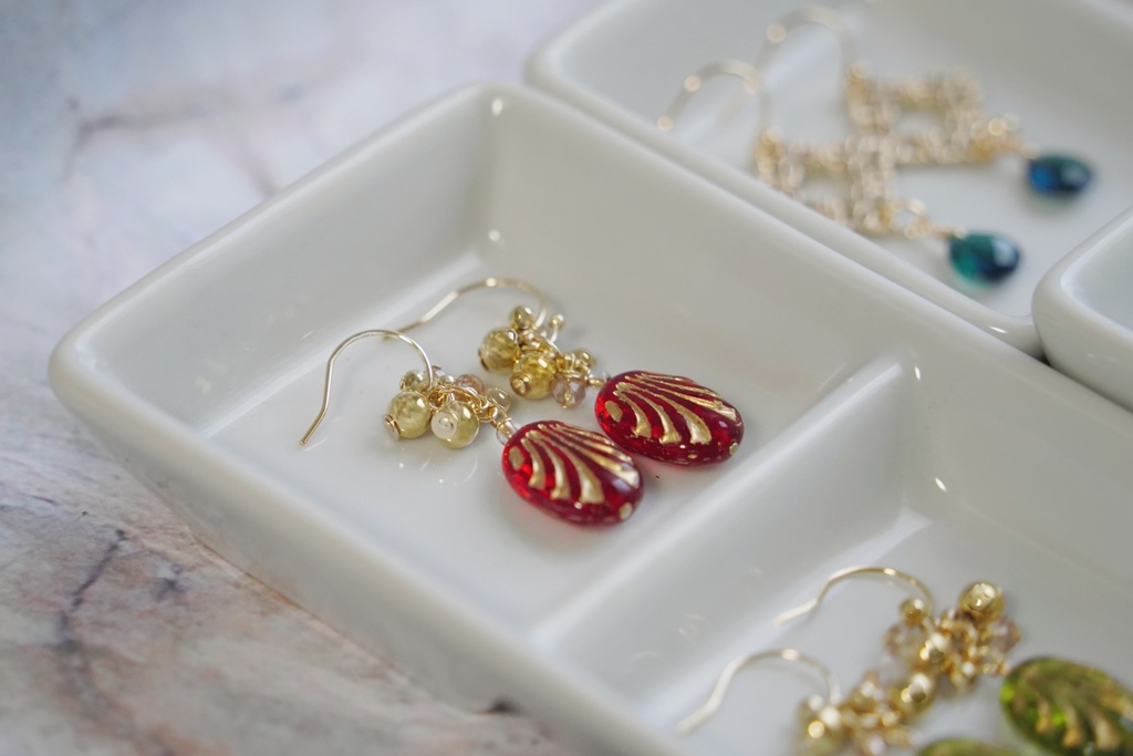 オーバルリリーとボタンカットの耳飾り