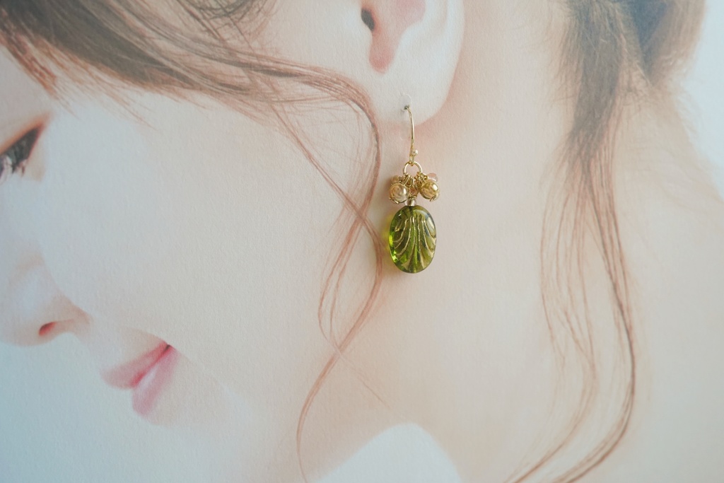 オーバルリリーとボタンカットの耳飾り