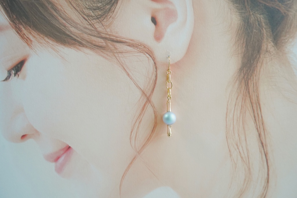 ライトブルーパールの耳飾り