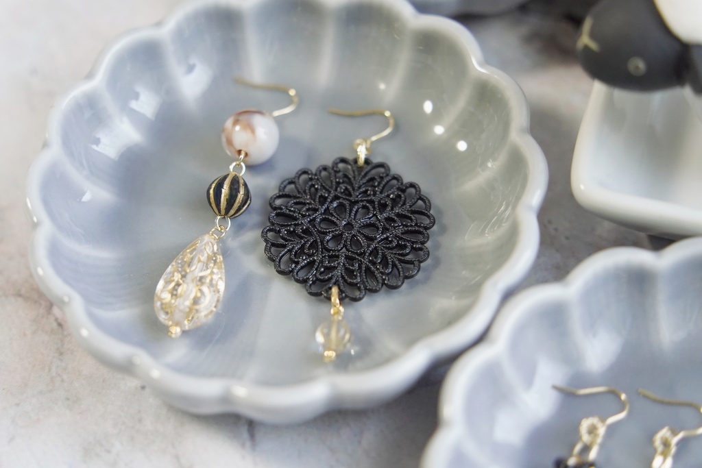 黒レースの耳飾り【左右非対称デザイン】