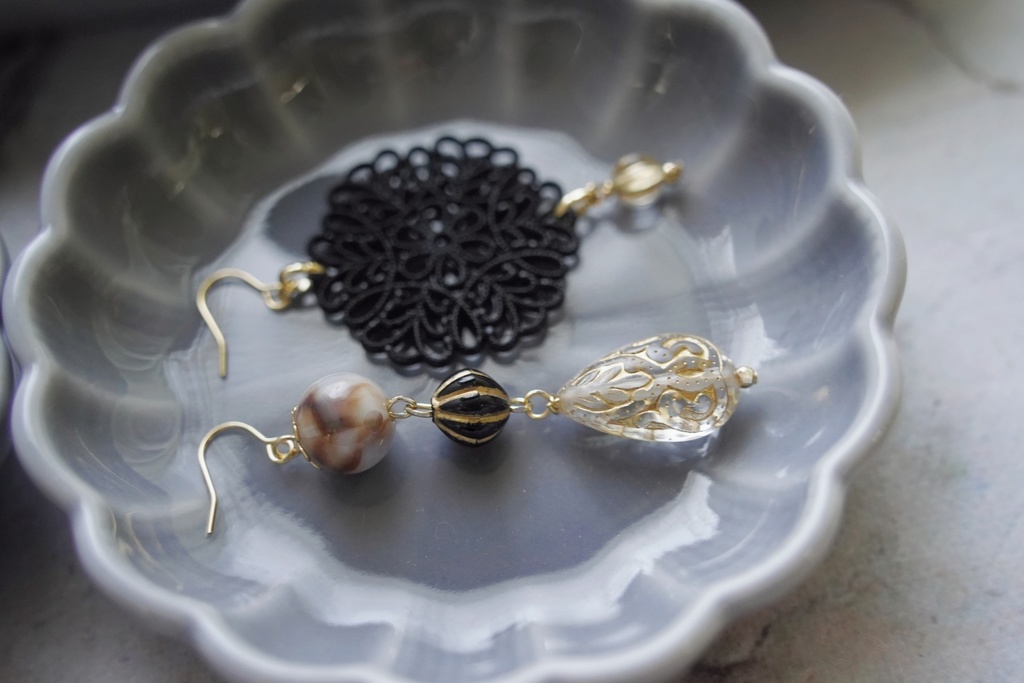 黒レースの耳飾り【左右非対称デザイン】