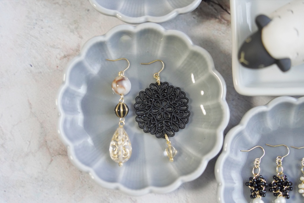 黒レースの耳飾り【左右非対称デザイン】