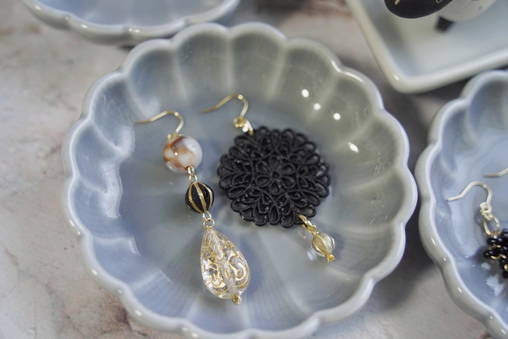 黒レースの耳飾り【左右非対称デザイン】