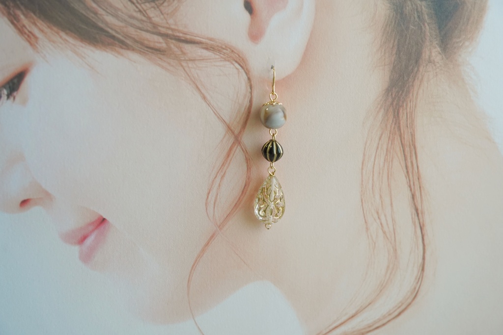 黒レースの耳飾り【左右非対称デザイン】