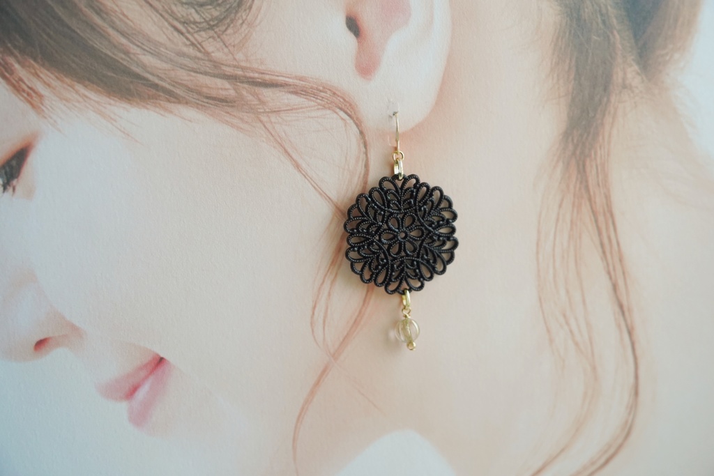 黒レースの耳飾り【左右非対称デザイン】