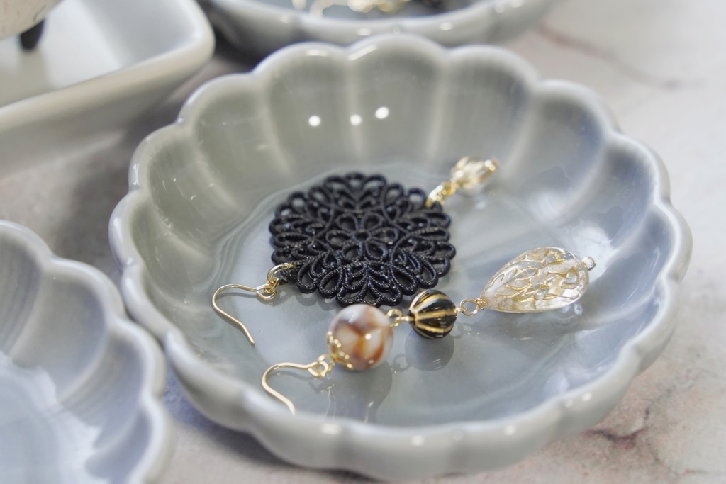 黒レースの耳飾り【左右非対称デザイン】