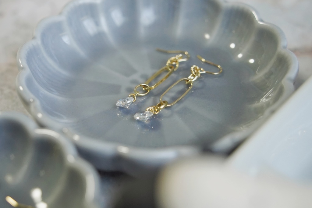 煌めくキュービックジルコニアの耳飾り