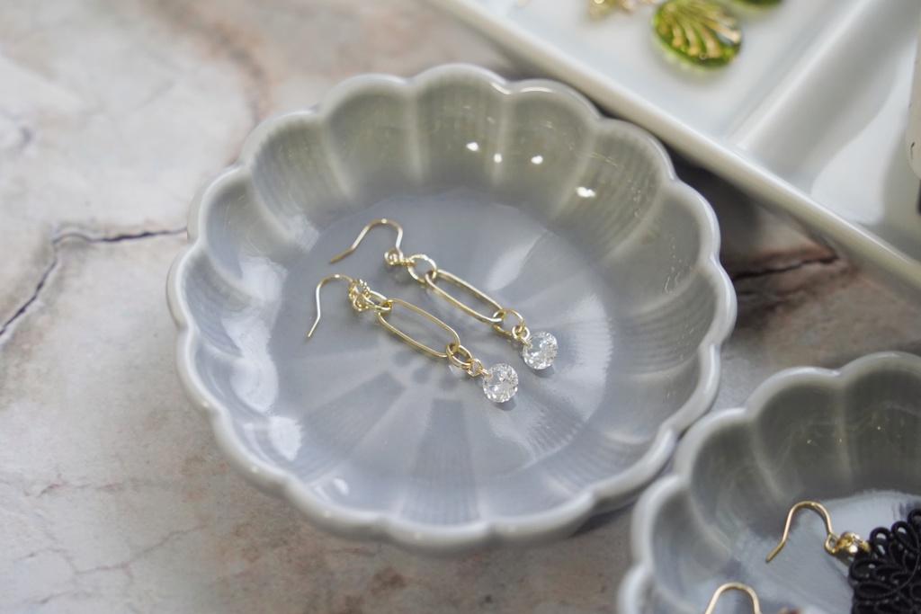 煌めくキュービックジルコニアの耳飾り