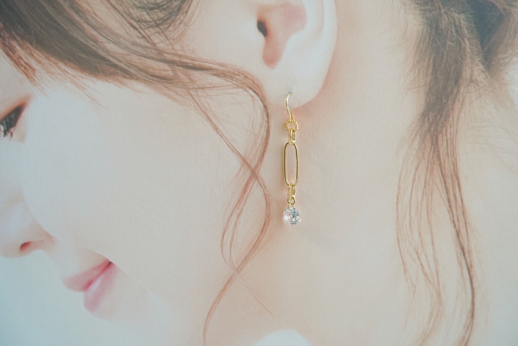煌めくキュービックジルコニアの耳飾り