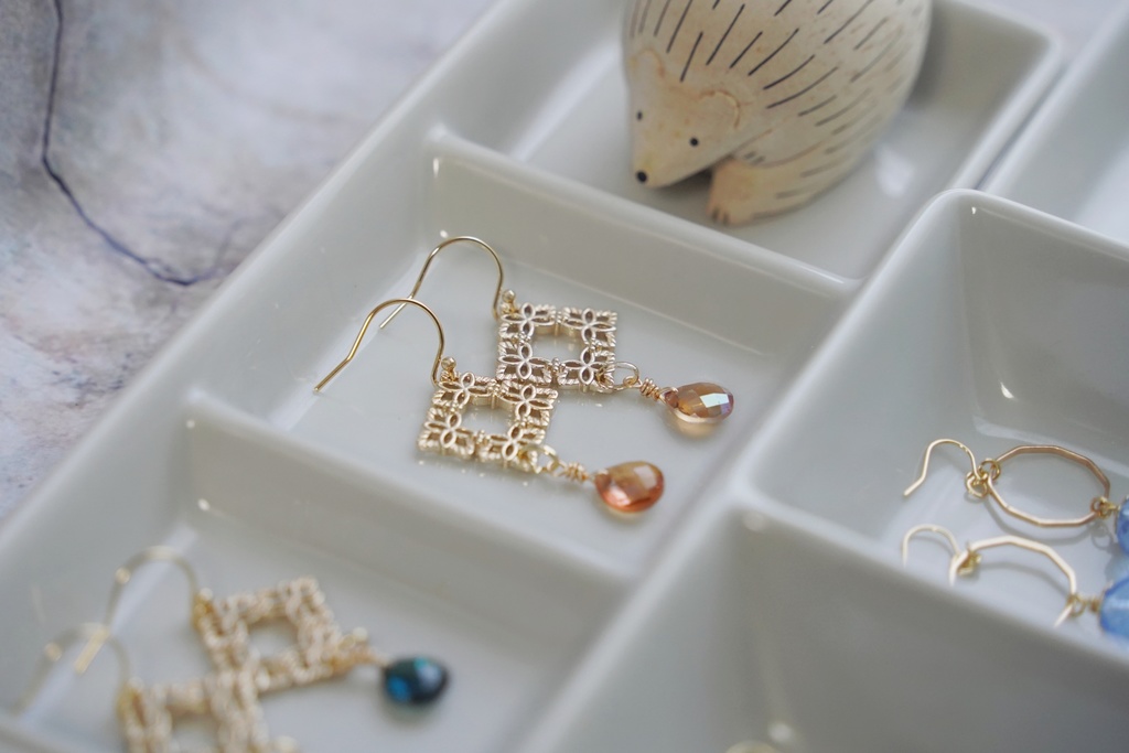 フラワースクエアの耳飾り