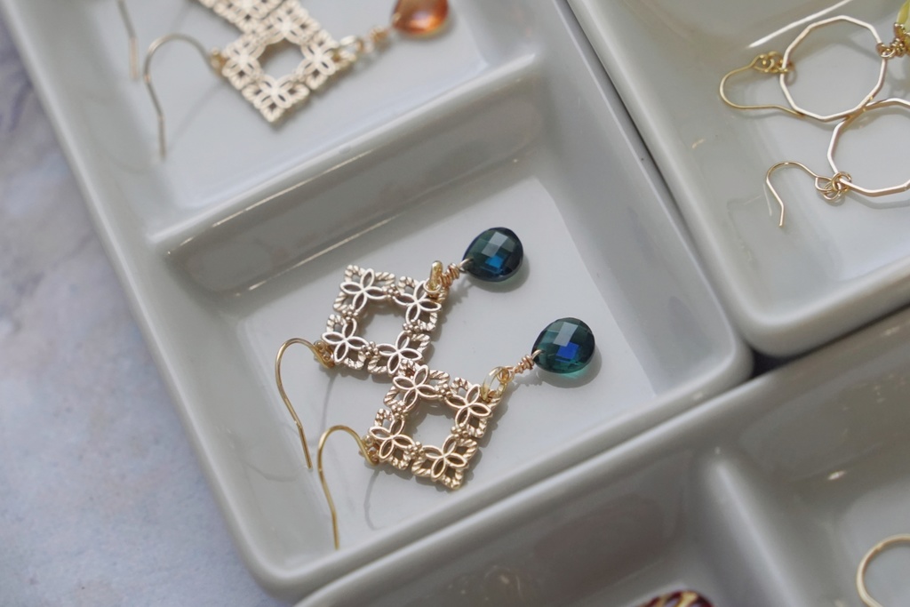 フラワースクエアの耳飾り