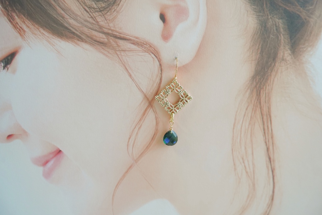 フラワースクエアの耳飾り