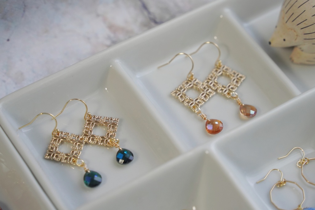 フラワースクエアの耳飾り