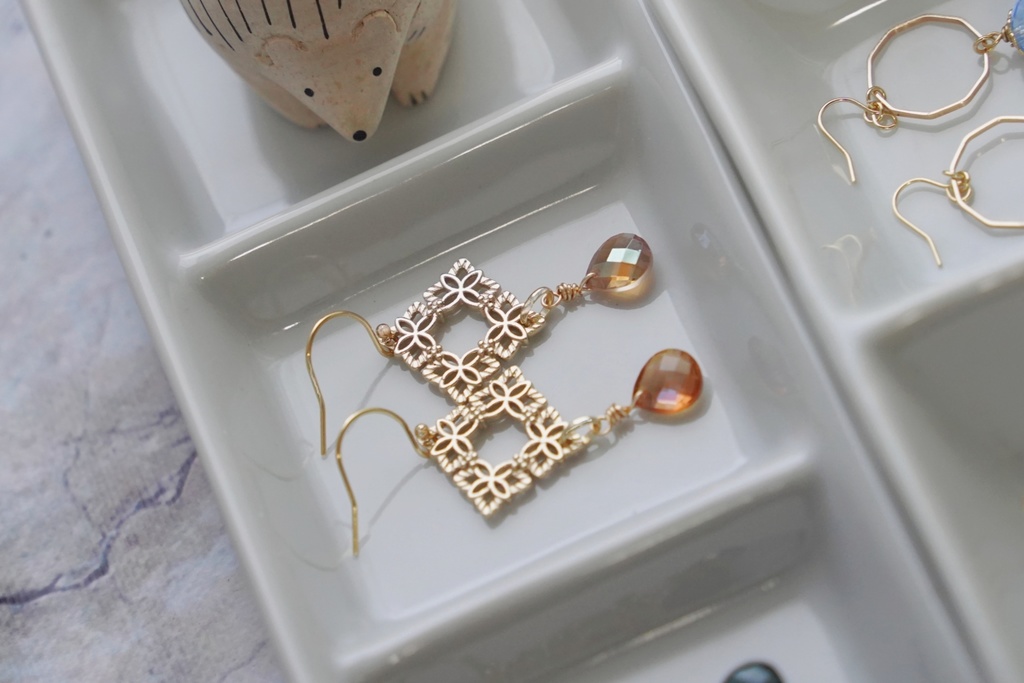 フラワースクエアの耳飾り