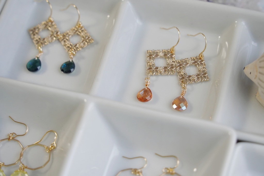 フラワースクエアの耳飾り