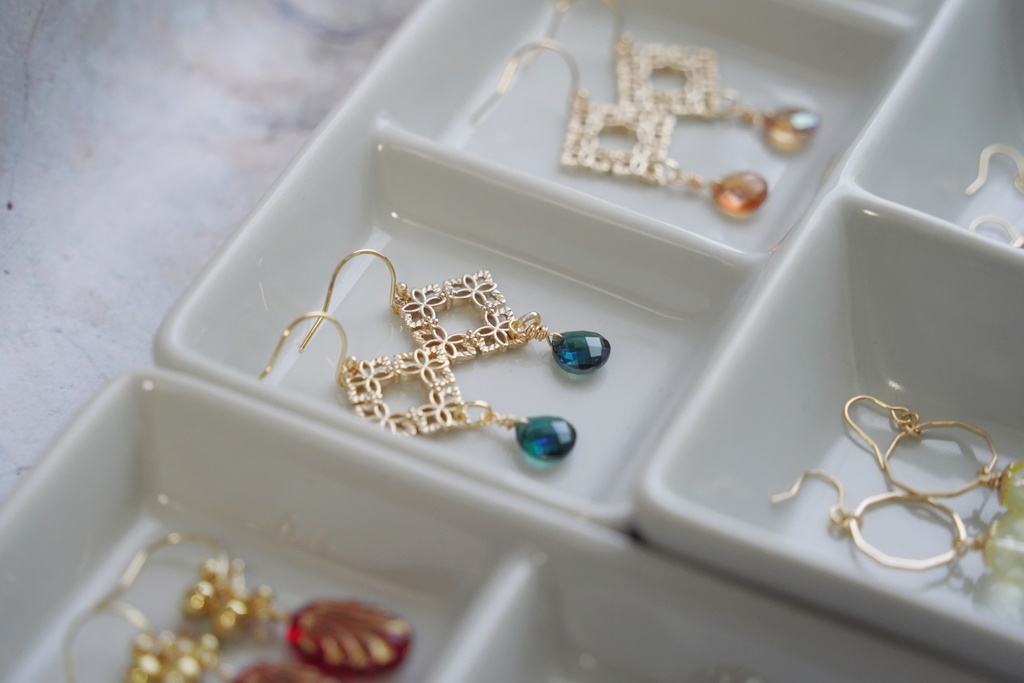 フラワースクエアの耳飾り