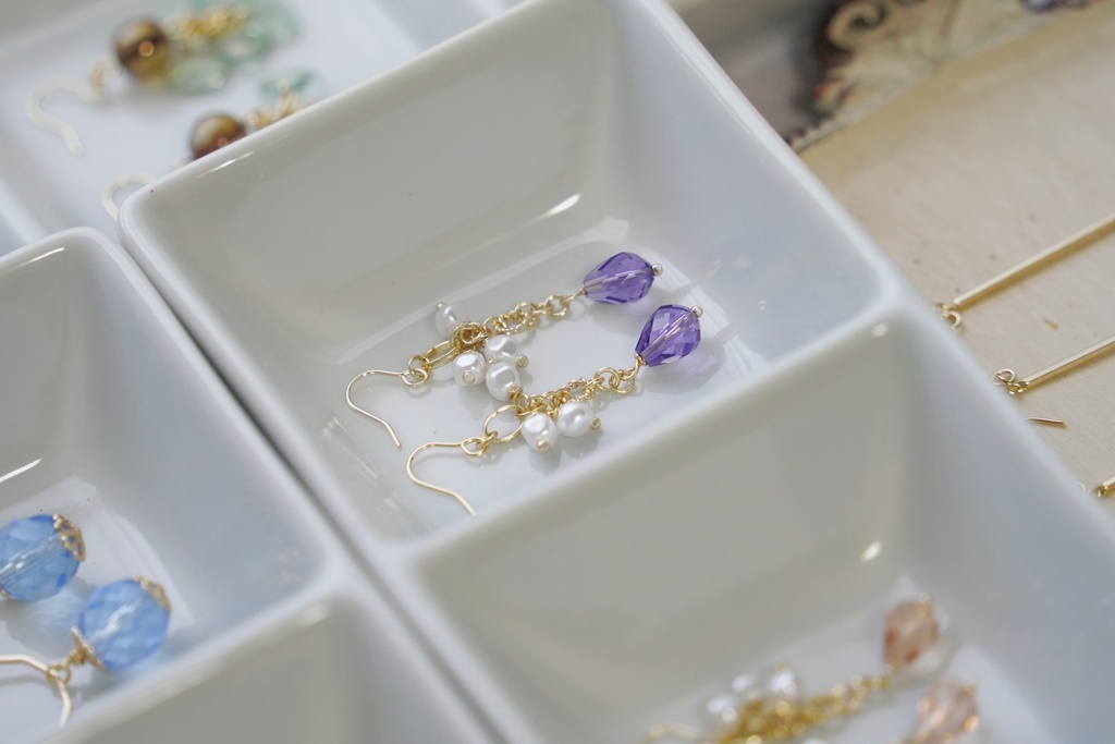 バロックパールと雫ガラスの耳飾り