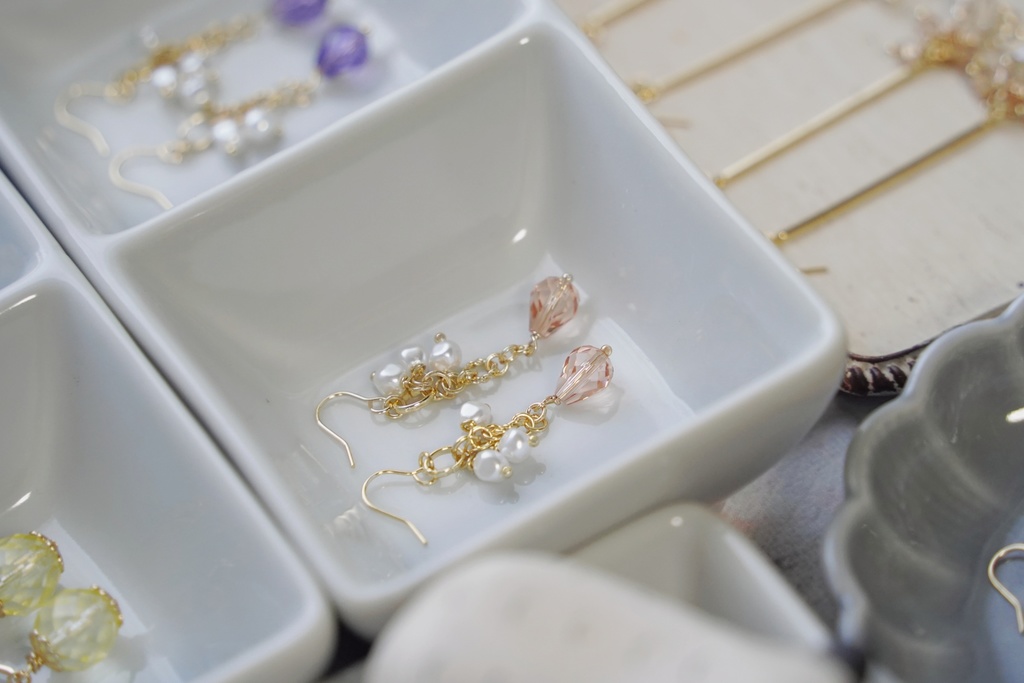 バロックパールと雫ガラスの耳飾り