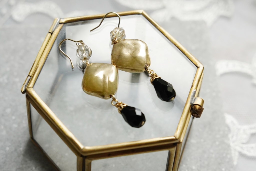 メタルビーズとチェコガラスの耳飾り