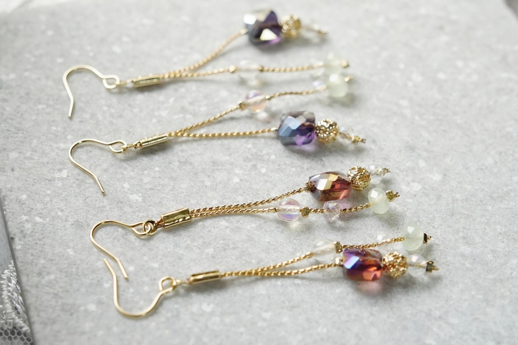オーロラガラスとスネークチェーンの耳飾り