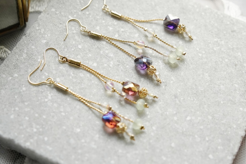 オーロラガラスとスネークチェーンの耳飾り