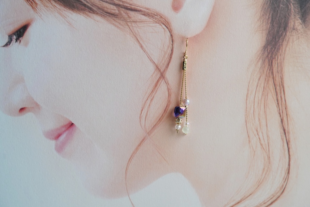 オーロラガラスとスネークチェーンの耳飾り