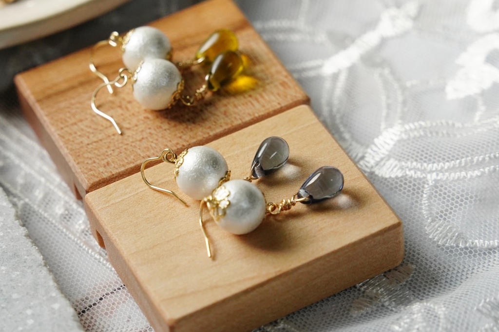 スノーパールとチェコビーズドロップの耳飾り