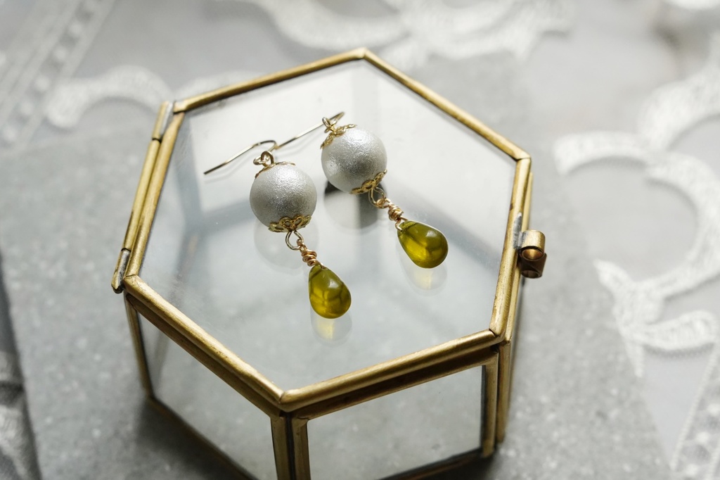 スノーパールとチェコビーズドロップの耳飾り