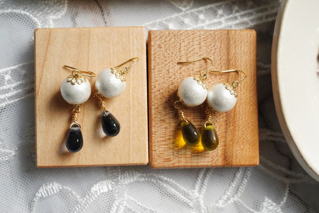 スノーパールとチェコビーズドロップの耳飾り