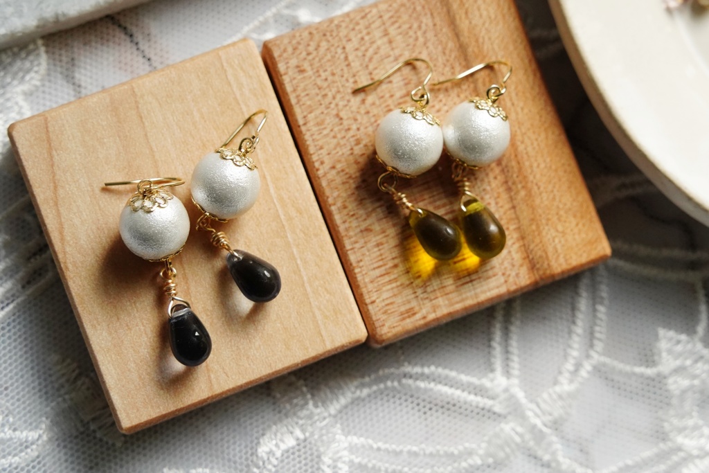 スノーパールとチェコビーズドロップの耳飾り