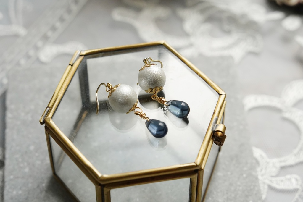スノーパールとチェコビーズドロップの耳飾り