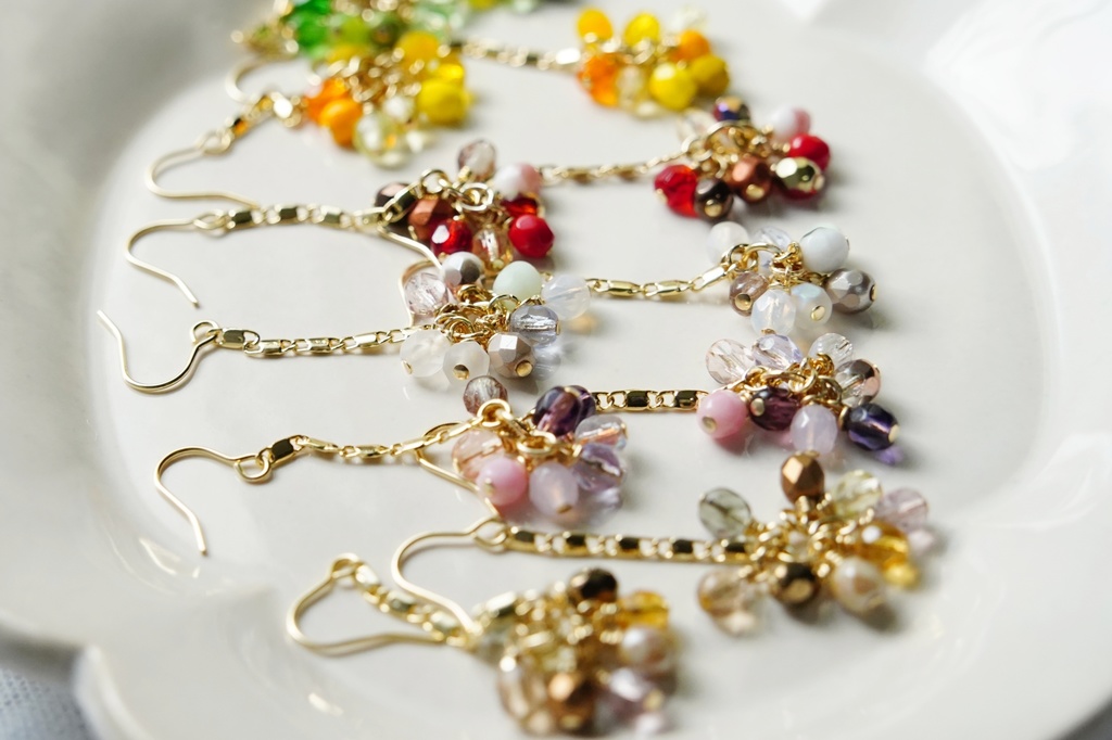 チェーンとチェコガラスの耳飾り