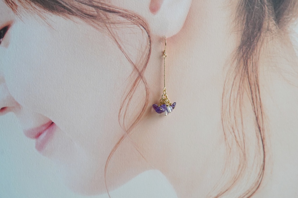 エレガンスチェーンと天然石の耳飾り