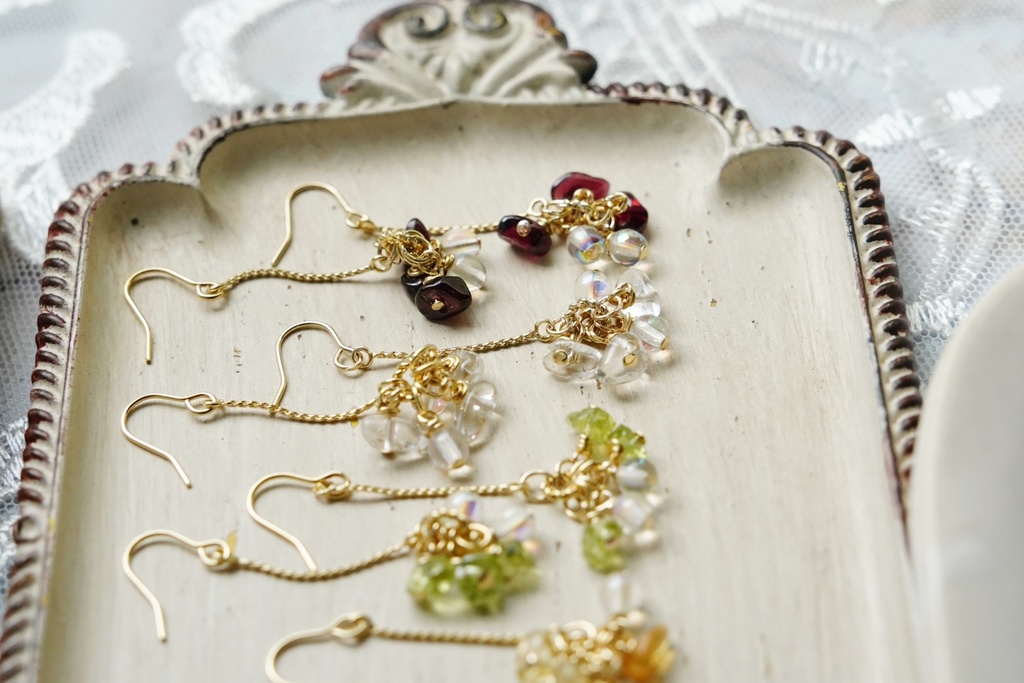 エレガンスチェーンと天然石の耳飾り