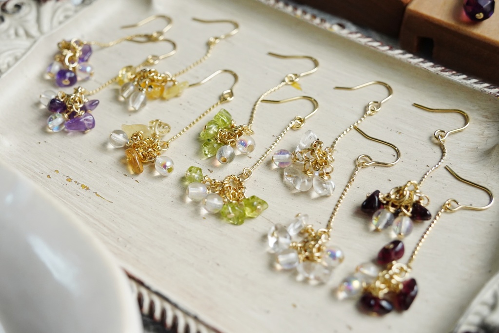 エレガンスチェーンと天然石の耳飾り