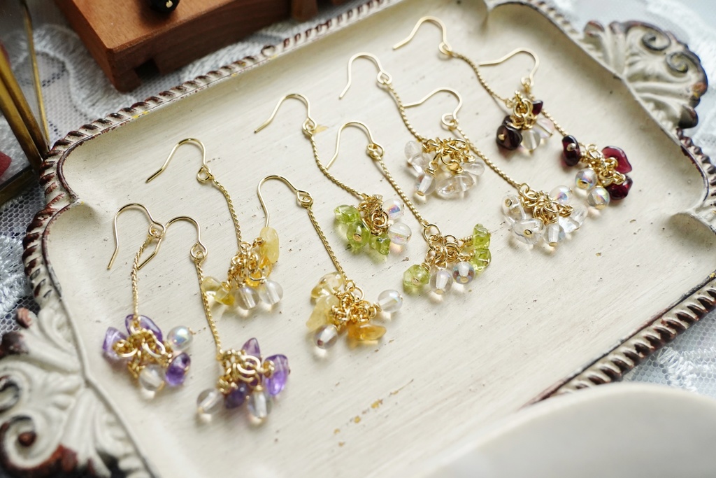 エレガンスチェーンと天然石の耳飾り