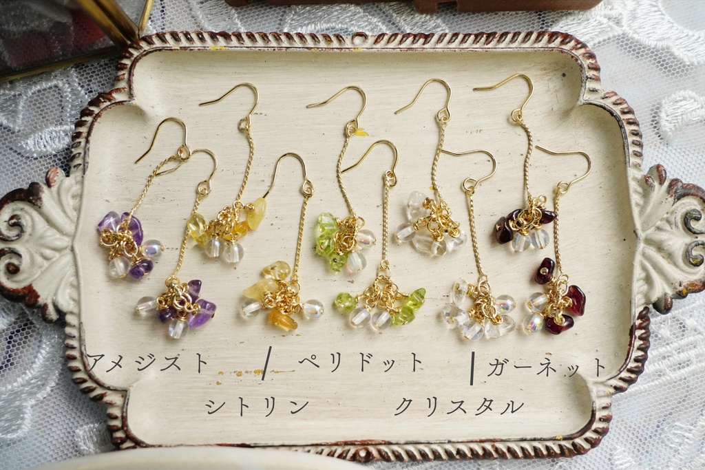 エレガンスチェーンと天然石の耳飾り