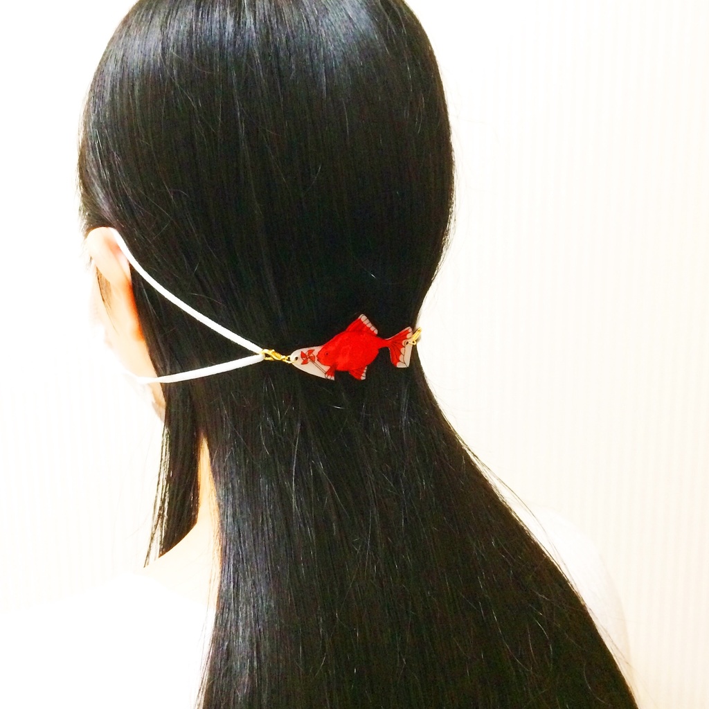 ★再販★ 風車赤金魚 赤金魚と鈴付き水引 マスク留め マスクチャーム アクセサリー プラ板 夏 マスクホルダー マスクキャッチ