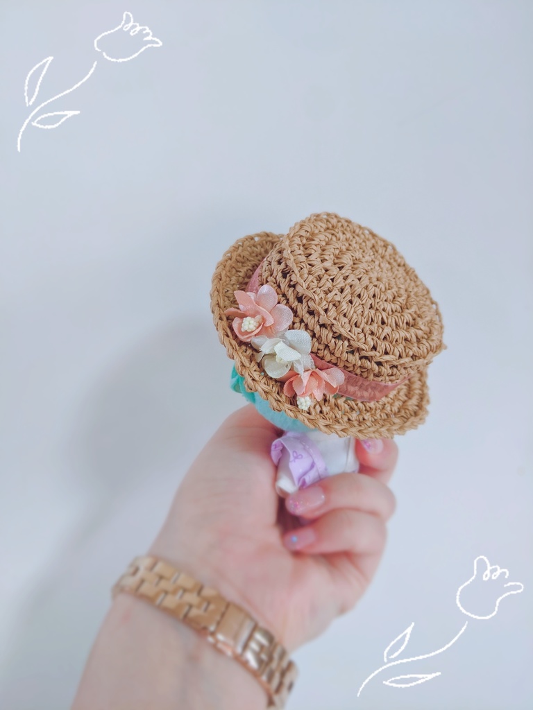 手編みのつば広カンカン帽