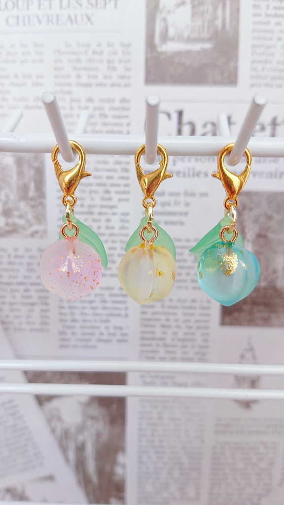 🍓イチゴと🍑桃の小さなチャーム(うちのこマーク)