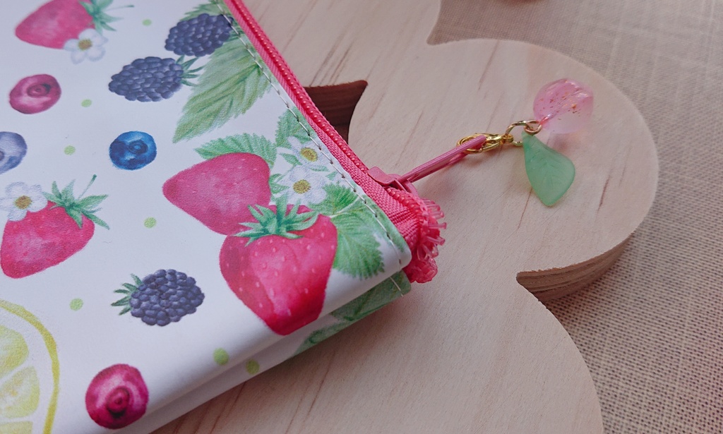 🍓イチゴと🍑桃の小さなチャーム(うちのこマーク)