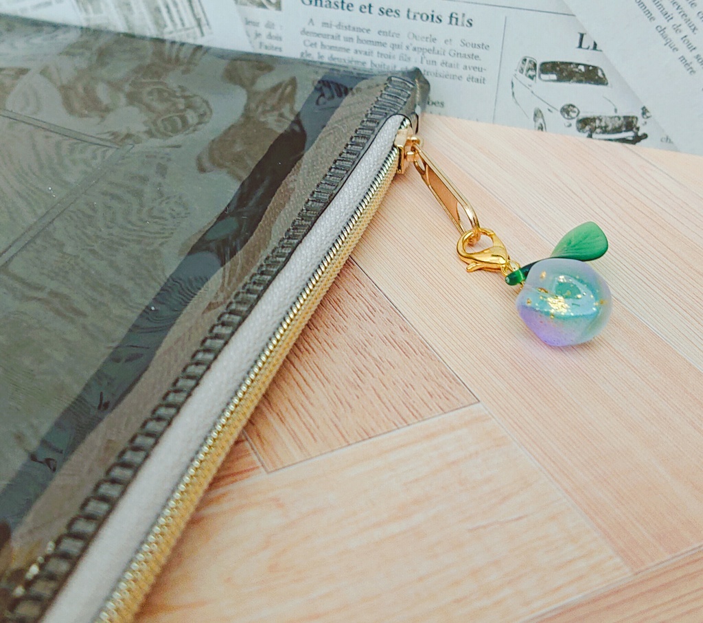 🍓イチゴと🍑桃の小さなチャーム(うちのこマーク)