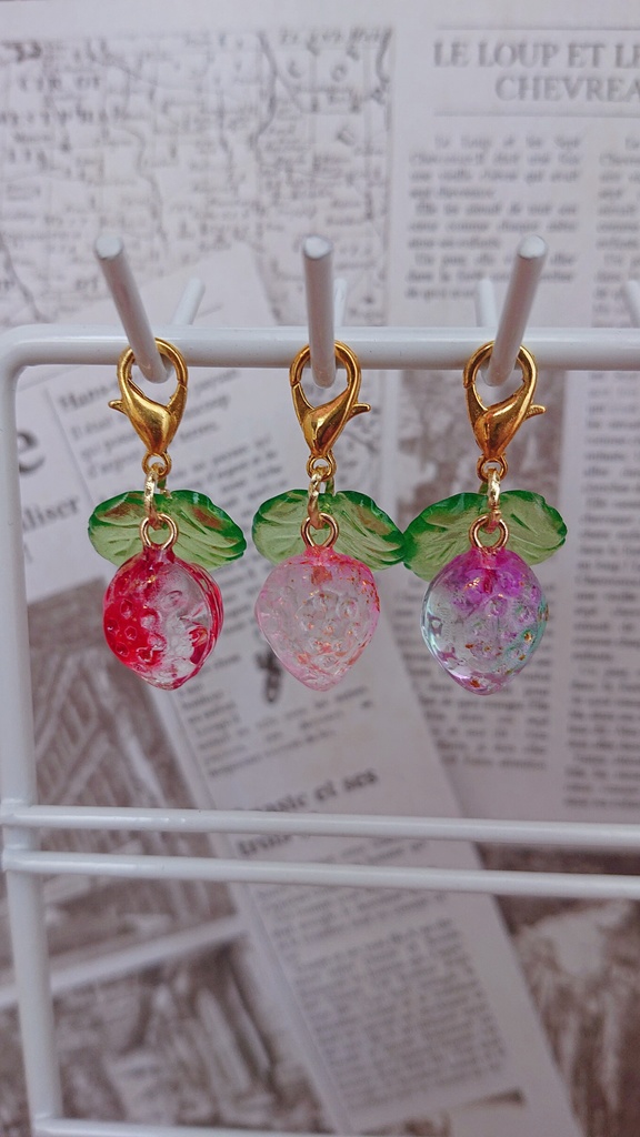 🍓イチゴと🍑桃の小さなチャーム(うちのこマーク)