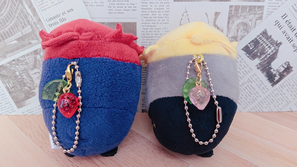 🍓イチゴと🍑桃の小さなチャーム(うちのこマーク)