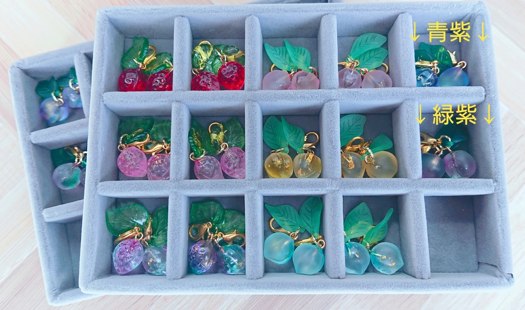 🍓イチゴと🍑桃の小さなチャーム(うちのこマーク)