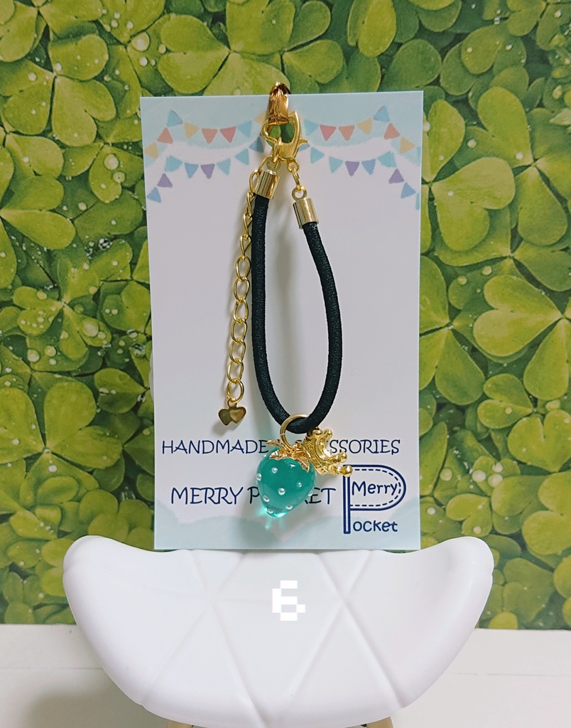 👑王冠とイチゴのポーチ🍓