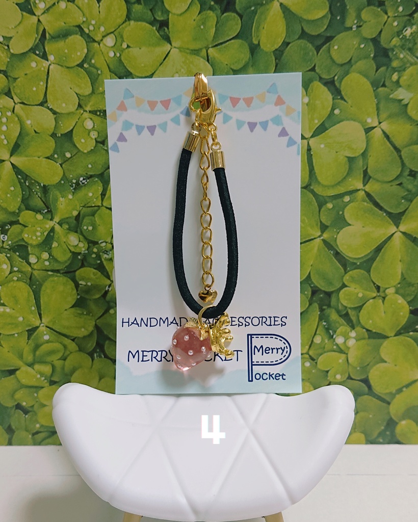 👑王冠とイチゴのポーチ🍓