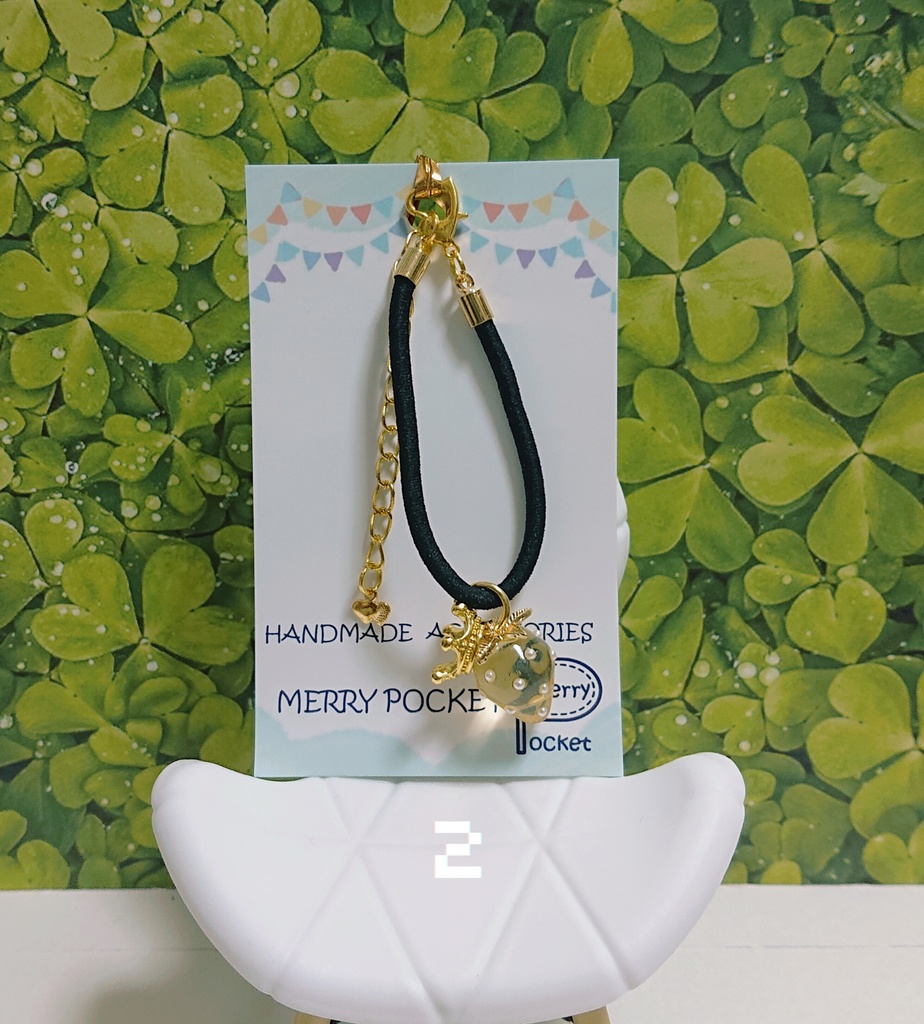 👑王冠とイチゴのポーチ🍓