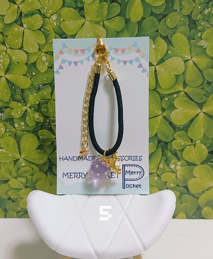 👑王冠とイチゴのポーチ🍓